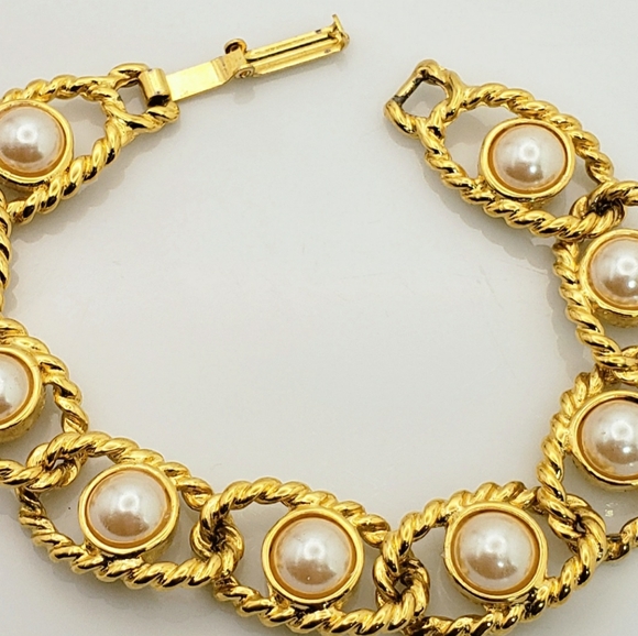 Gold Link Bracelet with Pearl Centers - Picture 3 of 7